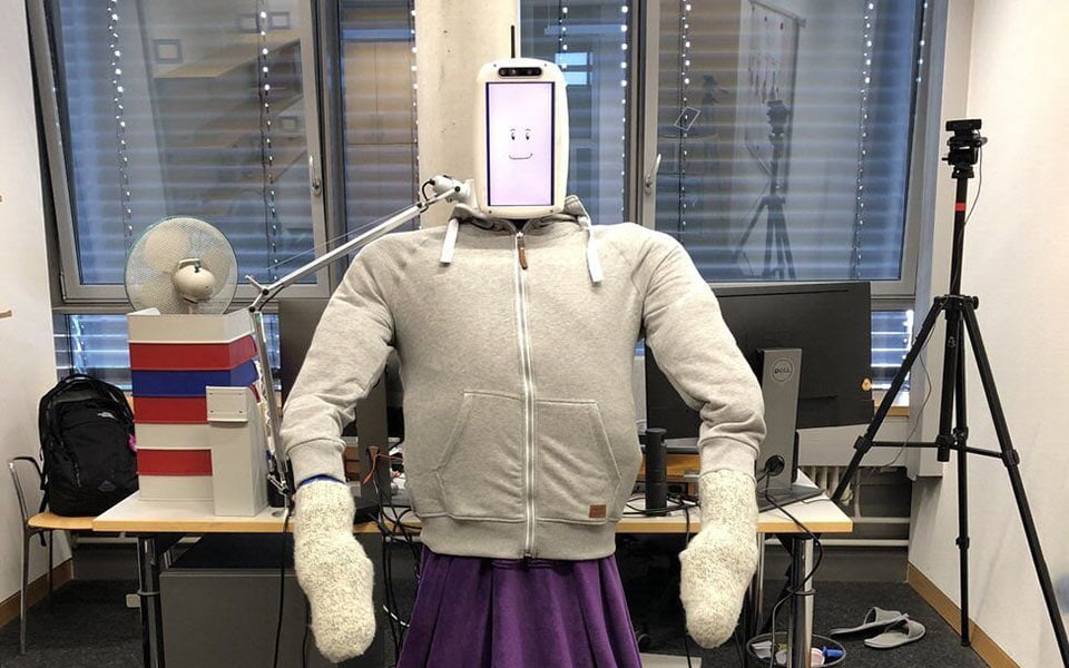 أشهر الروبوتات الاجتماعية الصديقة للبشر 6 روبوت HuggieBot